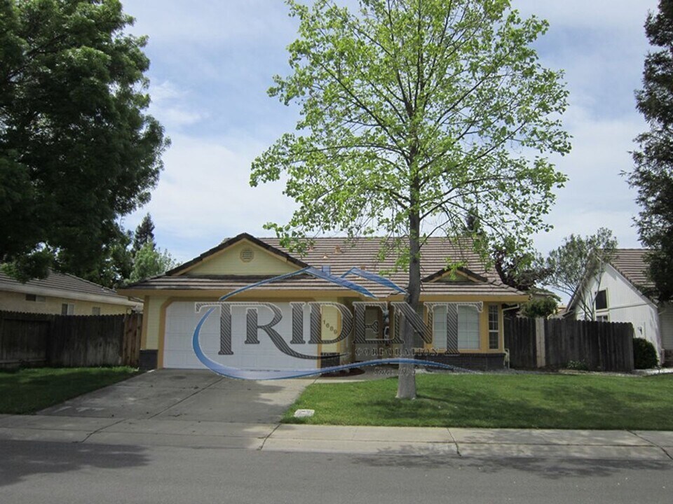 1689 Torry Pine Dr in Yuba City, CA - Foto de edificio