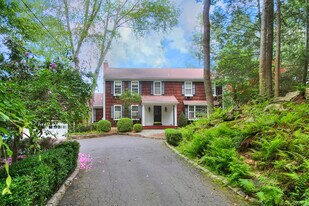 127 Davis Hill Rd in Weston, CT - Building Photo
