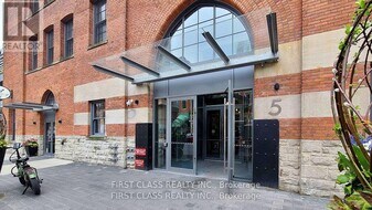 5 St Joseph St in Toronto, ON - Building Photo