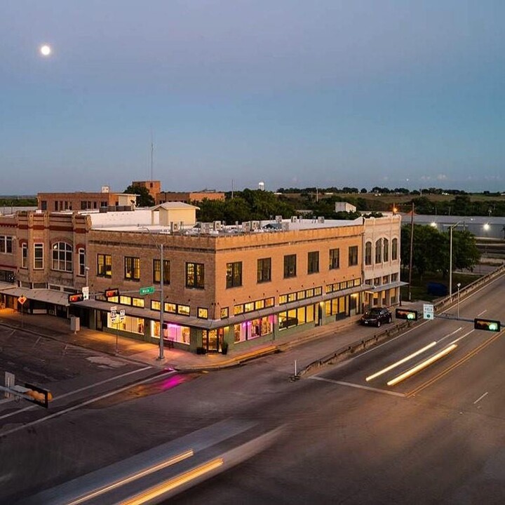 102 E 2nd St in Taylor, TX - Building Photo