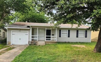 2301 Cochran St in Irving, TX - Building Photo