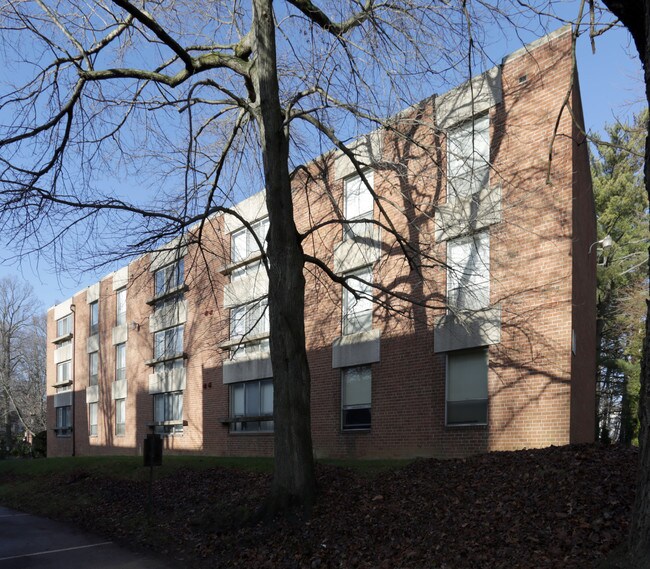 170 Lakeside Apartments in Ardmore, PA - Foto de edificio - Building Photo