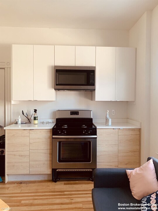 158 Boston St-Unit -Apt 2 in Boston, MA - Building Photo