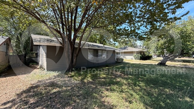 910 S Mills Dr in Euless, TX - Building Photo - Building Photo