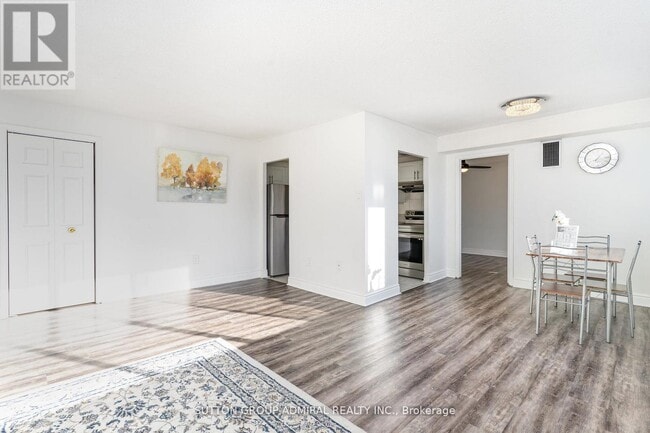 3590 Kaneff Crescent in Mississauga, ON - Building Photo - Building Photo