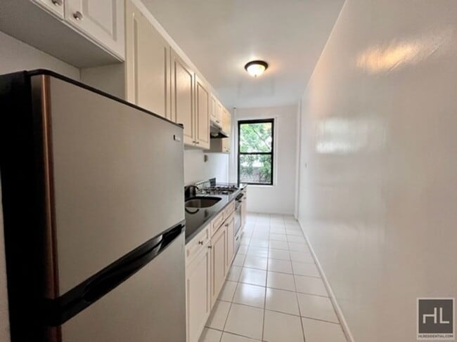 BROADWAY, Unit 1F in New York, NY - Building Photo - Building Photo