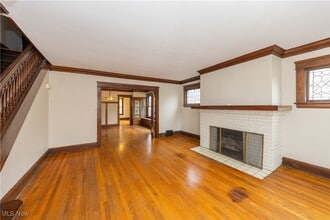 2572 Mayfield Rd in Cleveland Heights, OH - Foto de edificio - Building Photo