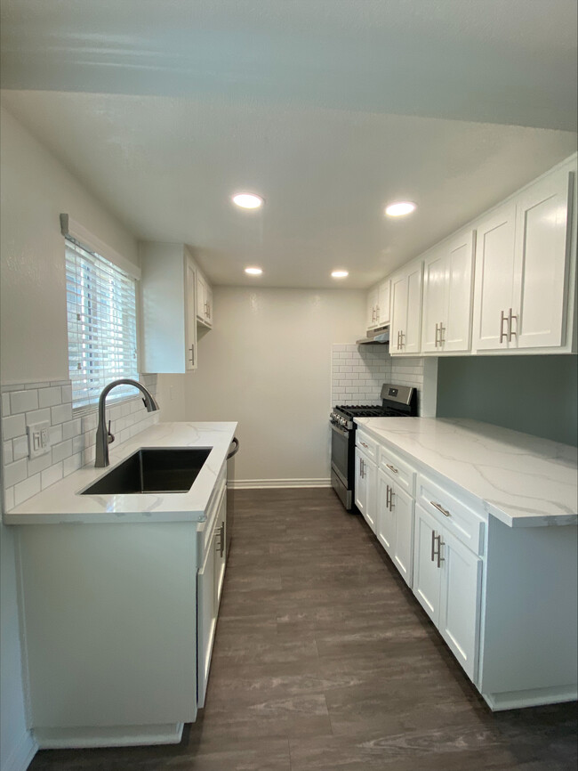 Cypress Pointe Apartments in Cypress, CA - Foto de edificio - Building Photo