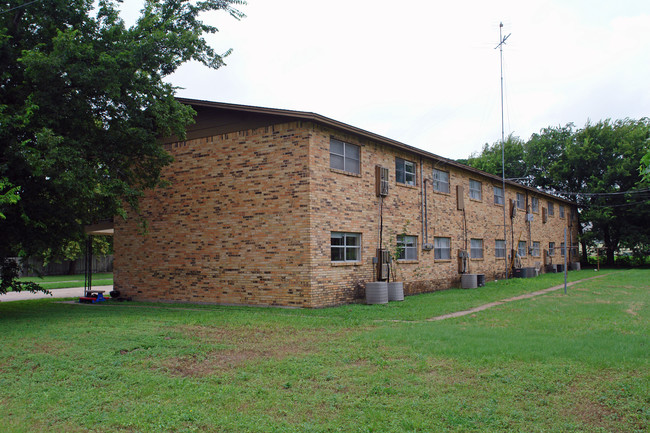 105 E Avenue B in Copperas Cove, TX - Foto de edificio - Building Photo