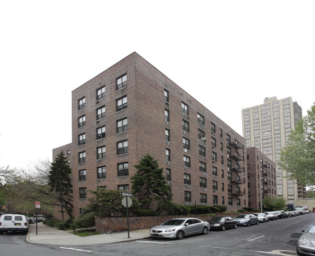 Carlton Plaza in Forest Hills, NY - Foto de edificio - Building Photo