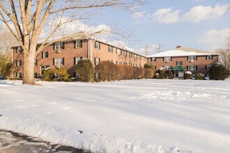 96 Richardson Rd in North Chelmsford, MA - Foto de edificio - Building Photo