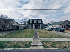 209 N St Charles St in Abbeville, LA - Building Photo