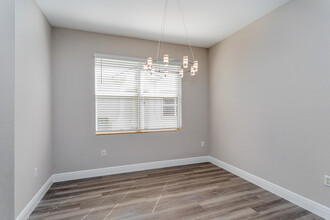 Portofino Falls - Townhomes in Naples, FL - Foto de edificio - Interior Photo