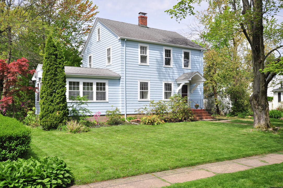 141 Woodrow St in West Hartford, CT - Building Photo