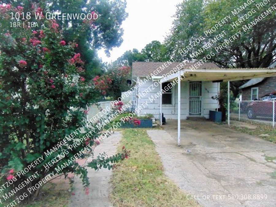 1018 W Greenwood Ave in Ponca City, OK - Building Photo