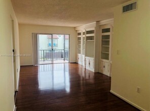 10818 N Kendall Dr in Miami, FL - Building Photo - Building Photo