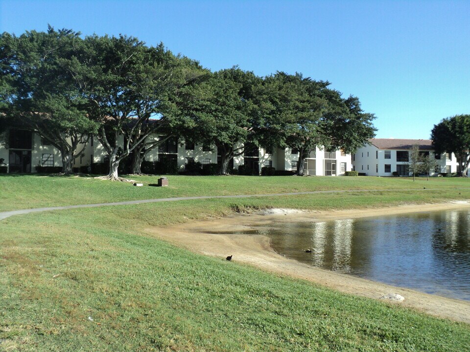 2900 Olivewood Terrace, Unit O202 in Boca Raton, FL - Building Photo