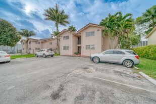 300 NE 143rd St in Miami, FL - Building Photo