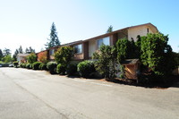 Redcliffe House in Edmonds, WA - Foto de edificio - Building Photo