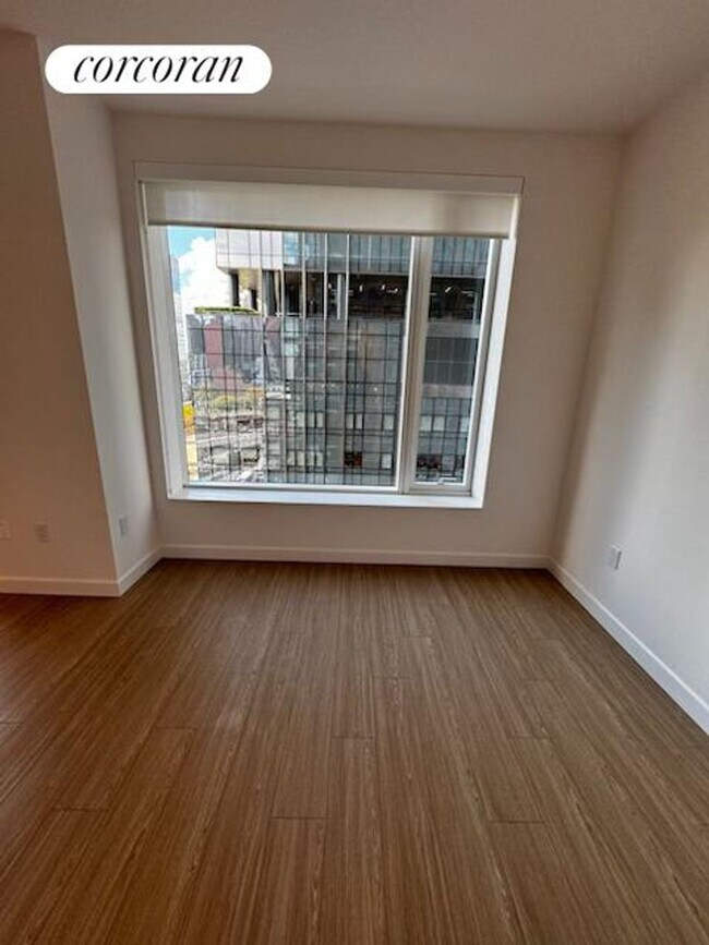 550 10th Ave in New York, NY - Building Photo - Building Photo