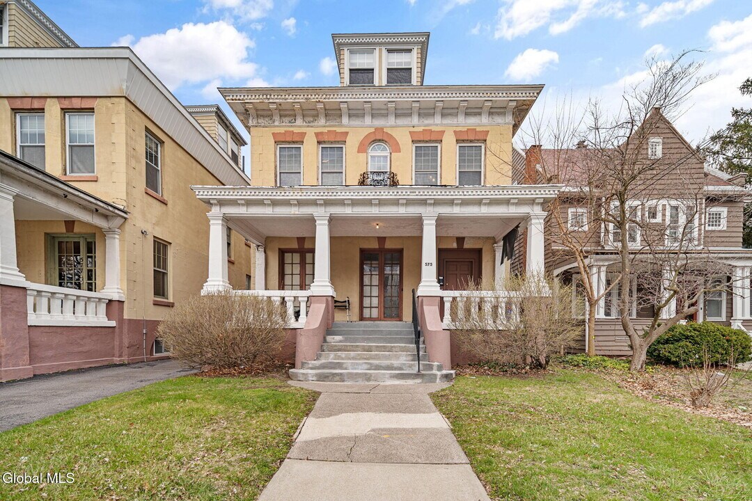 575 Western Ave in Albany, NY - Building Photo