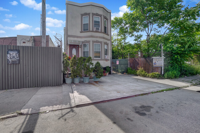 6212 60th Ln in Maspeth, NY - Building Photo - Building Photo