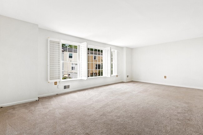 4432 Longworthe Sq, Unit LL1 in Alexandria, VA - Building Photo - Building Photo