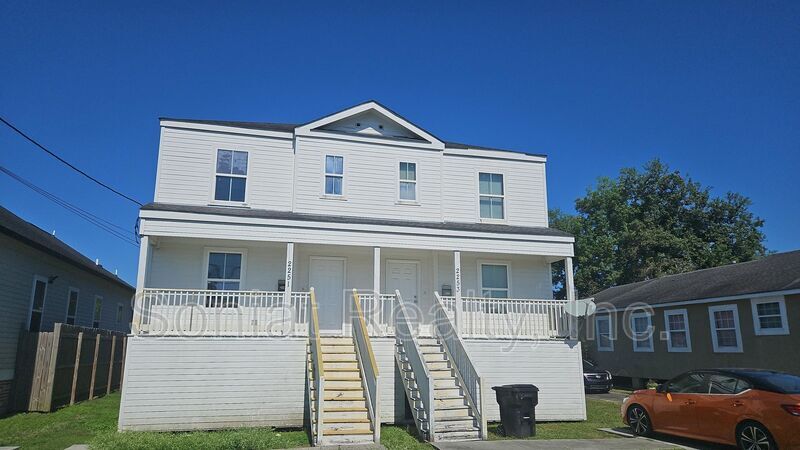 2251 W Robert E Lee Blvd in New Orleans, LA - Building Photo