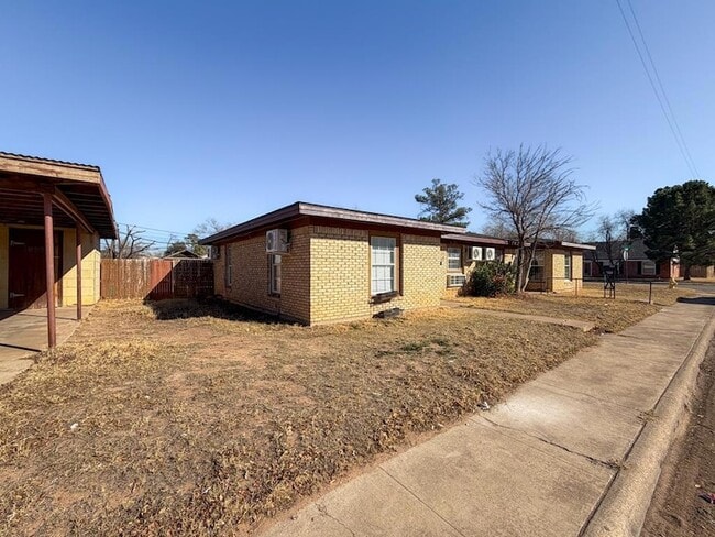 property at 1104 N Carrizo St