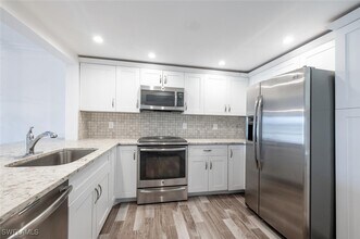 1087 Forest Lakes Dr in Naples, FL - Building Photo - Building Photo