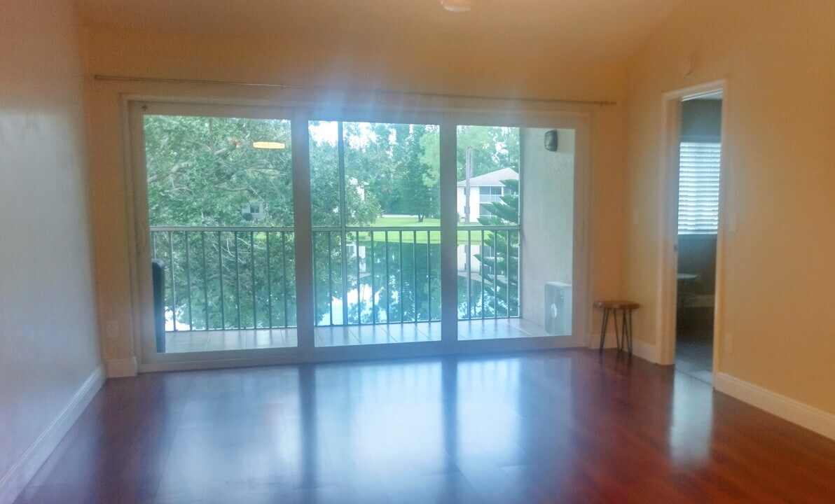 260 Timber Lake Cir in Naples, FL - Building Photo