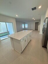 6068 Zen Wy in Oakland, FL - Foto de edificio - Building Photo