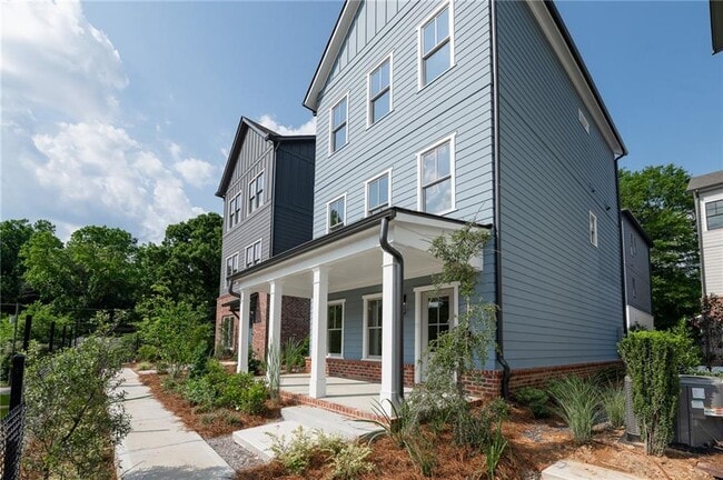3272 Stillwood Dr in Hapeville, GA - Building Photo - Building Photo