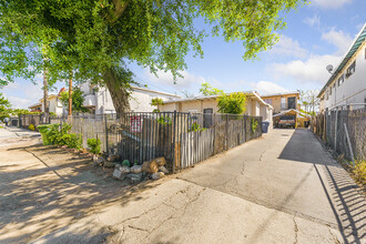 6828-6830 Morella Ave in North Hollywood, CA - Building Photo - Building Photo