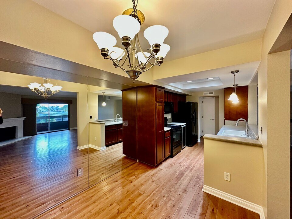 1010 E Washington Ave in Escondido, CA - Building Photo