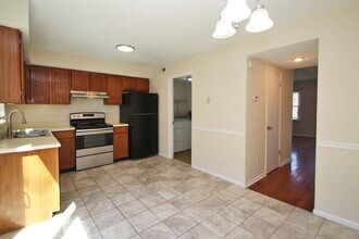 1410 Country Club Ct in Harrisonburg, VA - Foto de edificio - Building Photo