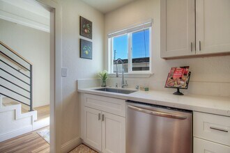 4050 Hoen Ave in Santa Rosa, CA - Building Photo - Building Photo