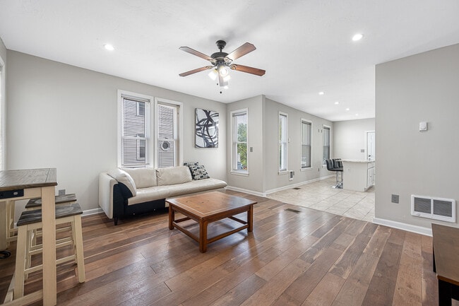 586 Pleasant St, Unit Room 2 in Worcester, MA - Foto de edificio - Building Photo