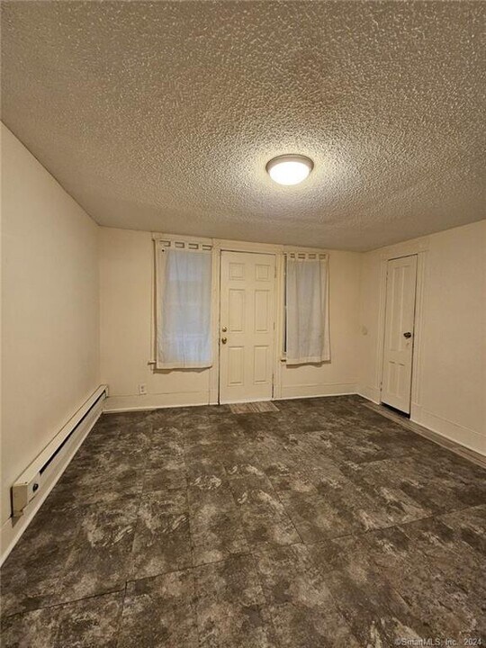 6 Frederick Ct, Unit 3 in Waterbury, CT - Building Photo