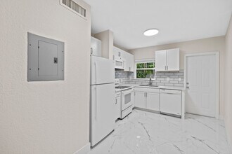 1152 99th St, Unit 8 in Bay Harbor Islands, FL - Building Photo - Building Photo