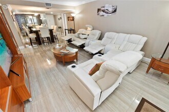 16251 Golf Club Rd in Weston, FL - Building Photo - Building Photo