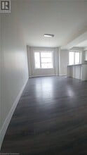 902 W Village Square in London, ON - Building Photo - Building Photo