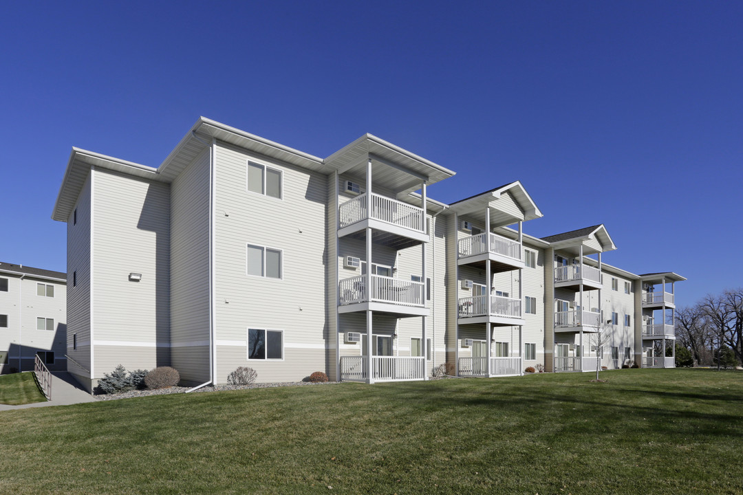 Elk Pointe in Minot, ND - Foto de edificio