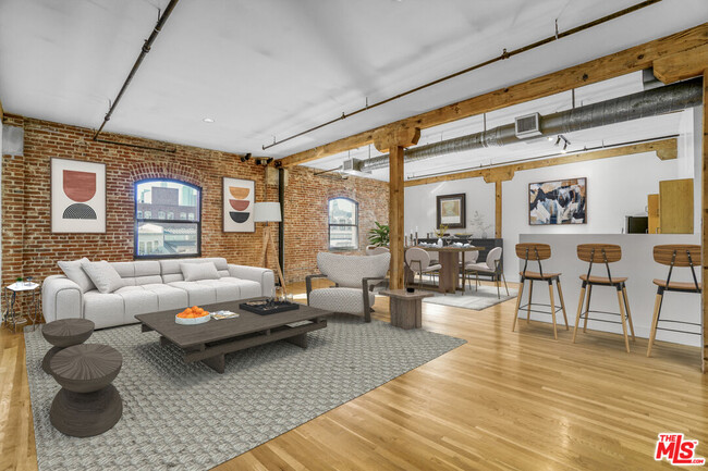 property at 215 S Santa Fe Ave