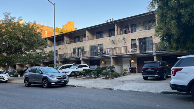 14337-14353 Barclay Ave in Flushing, NY - Building Photo - Building Photo