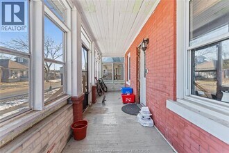 977 Gladstone Ave in Windsor, ON - Foto de edificio - Building Photo