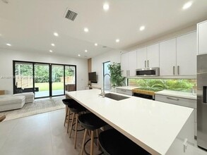 8871 SW 28th St in Miami, FL - Building Photo - Building Photo