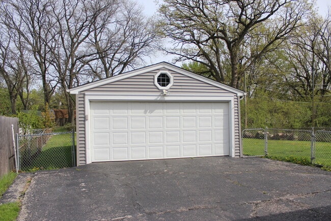 33491 N Mill Rd in Grayslake, IL - Building Photo - Building Photo