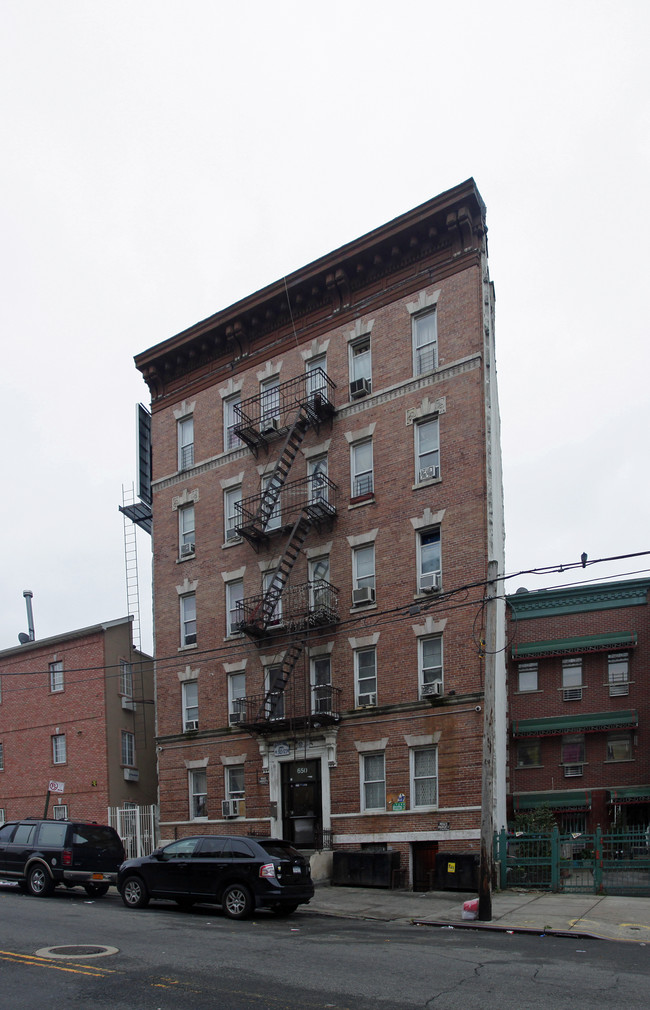 650 E 182nd St in Bronx, NY - Foto de edificio - Building Photo