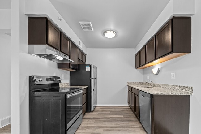 Westwood Village Apartments in Westland, MI - Foto de edificio - Building Photo